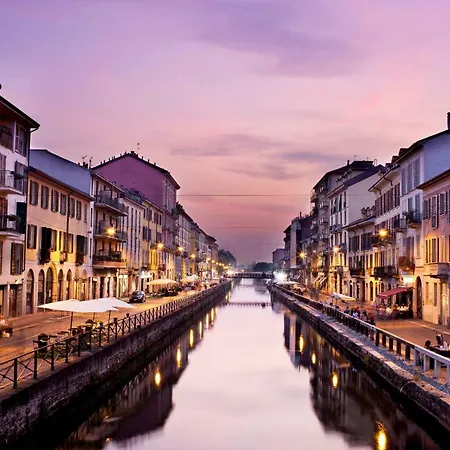 Paki Nel Cuore Dei Navigli Di *