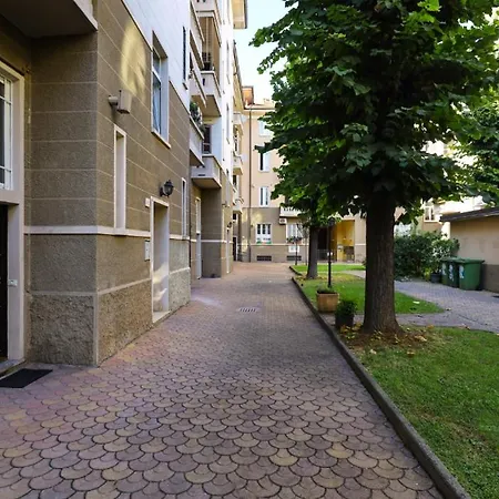 Paki Nel Cuore Dei Navigli Di Milan